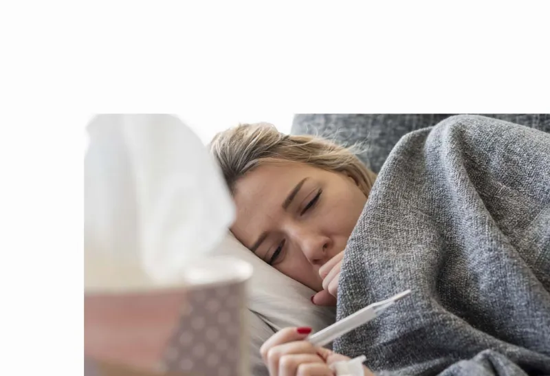 Hình ảnh một chiếc khăn ấm đang được đặt lên trán em bé đang ngủ, minh họa mẹo vặt hạ sốt sai và phát biểu nào sau đây sai